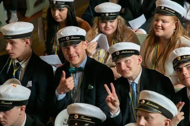 Studentmössor i närbild på avgångselever
